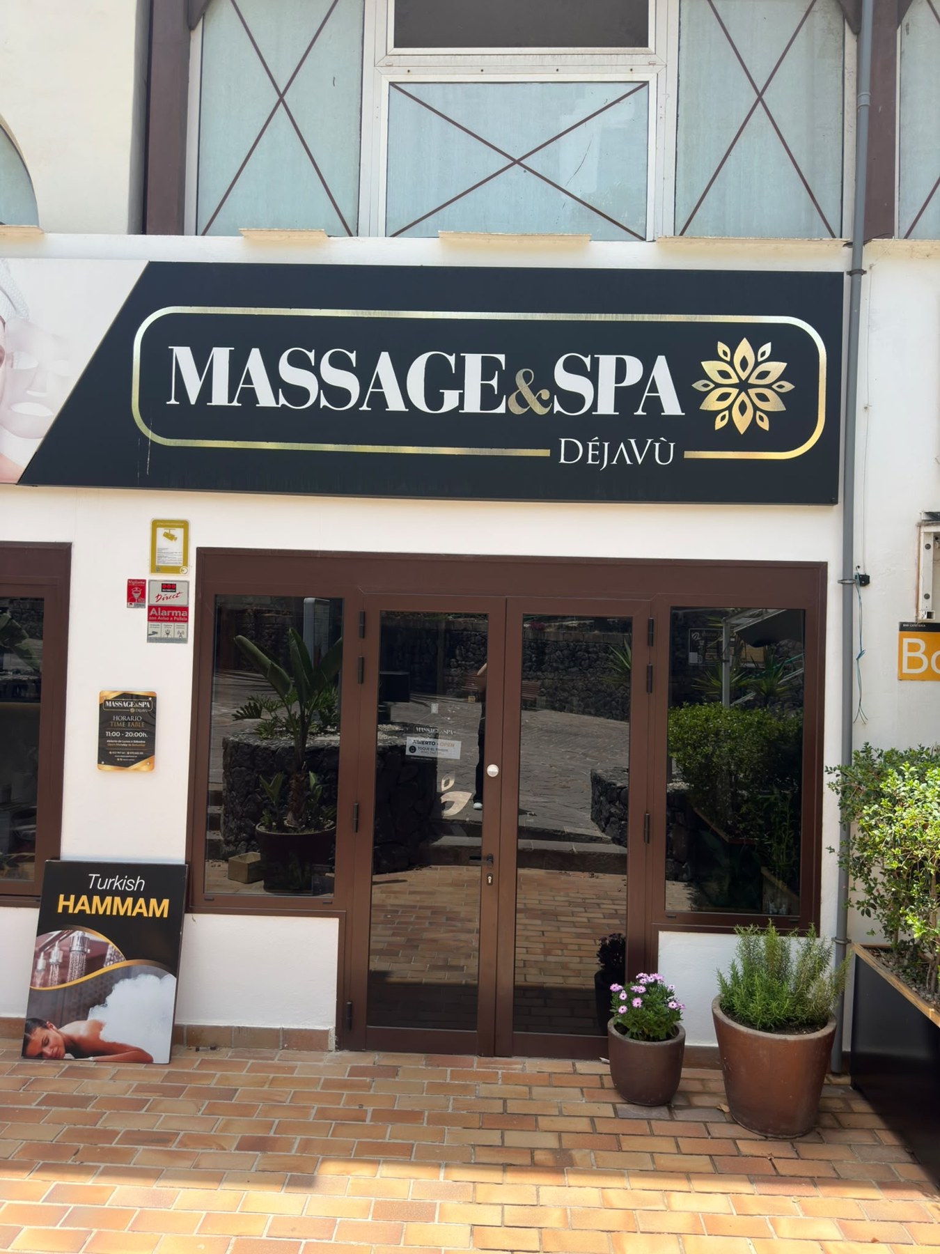 Entrance to Massage & Spa DéjàVu